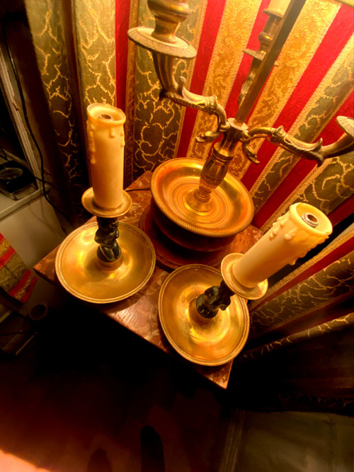 Pair of charming Empire/Restoration style table candlesticks in gilded bronze and dark green patina