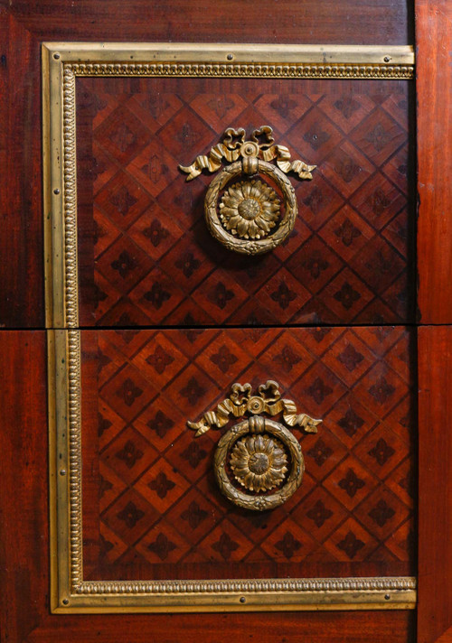 A piece of furniture at support height from the late 19th century