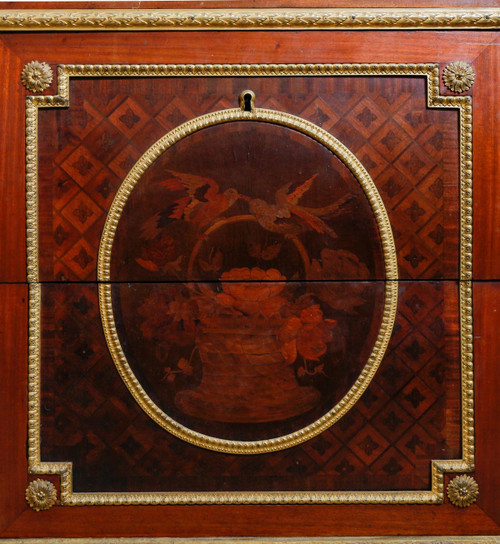 A piece of furniture at support height from the late 19th century