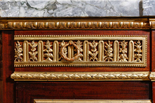 A piece of furniture at support height from the late 19th century