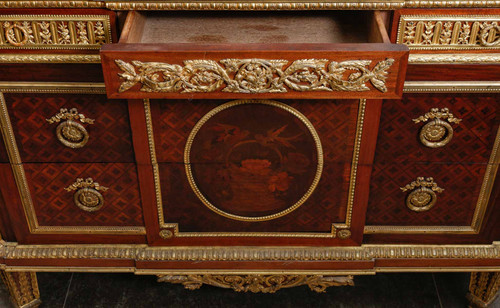 A piece of furniture at support height from the late 19th century