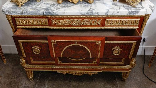 A piece of furniture at support height from the late 19th century