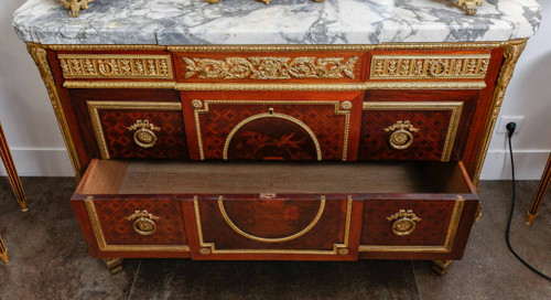 A piece of furniture at support height from the late 19th century