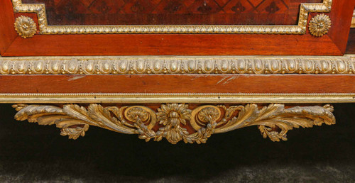 A piece of furniture at support height from the late 19th century