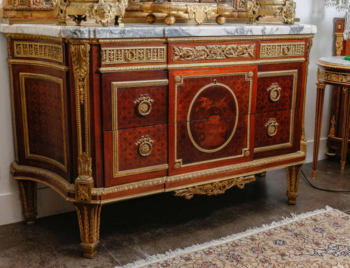 A piece of furniture at support height from the late 19th century
