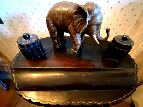 Very original double inkwell with elephant trompe en l'air in carved rosewood from the 1930s Colonial and its matching blotting pad