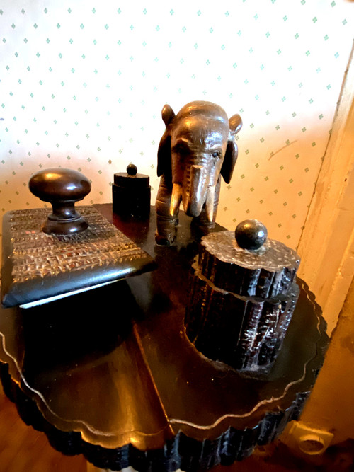 Very original double inkwell with elephant trompe en l'air in carved rosewood from the 1930s Colonial and its matching blotting pad
