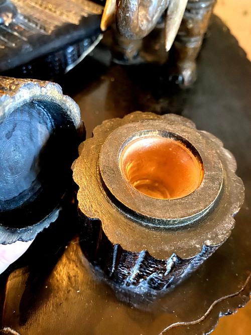 Very original double inkwell with elephant trompe en l'air in carved rosewood from the 1930s Colonial and its matching blotting pad