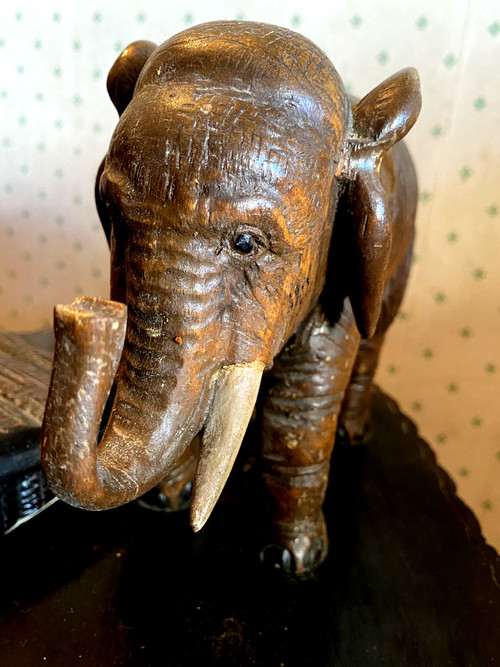 Very original double inkwell with elephant trompe en l'air in carved rosewood from the 1930s Colonial and its matching blotting pad