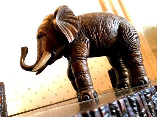 Very original double inkwell with elephant trompe en l'air in carved rosewood from the 1930s Colonial and its matching blotting pad