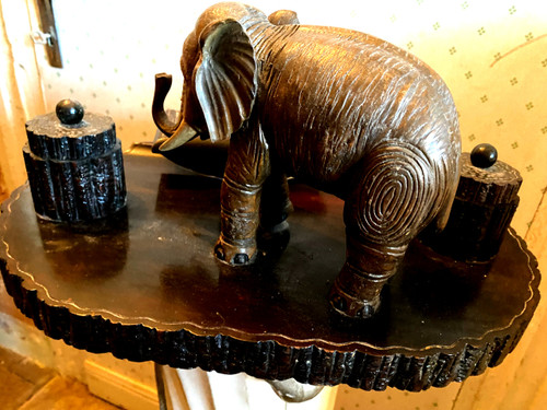 Very original double inkwell with elephant trompe en l'air in carved rosewood from the 1930s Colonial and its matching blotting pad