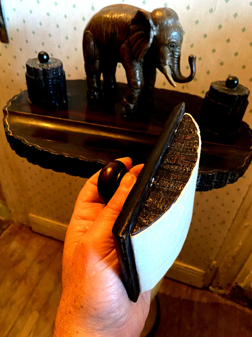 Very original double inkwell with elephant trompe en l'air in carved rosewood from the 1930s Colonial and its matching blotting pad