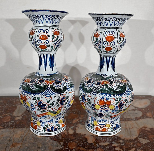 Paire de Vases en Faïence Polychrome de Delft – XIXe