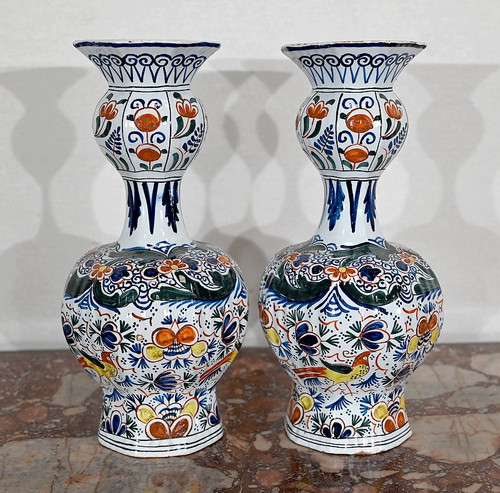 Paire de Vases en Faïence Polychrome de Delft – XIXe