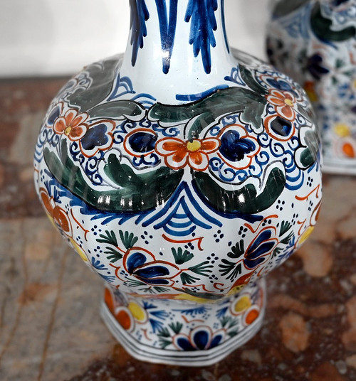 Paire de Vases en Faïence Polychrome de Delft – XIXe