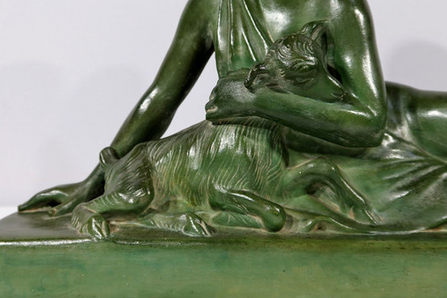 Sculpture «  La Demoiselle et le Chevreau », par A. Godard, Art Déco  – Début XXe