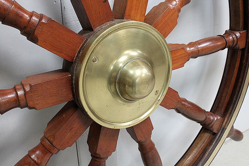 Timone a ruota per barca in teak – Inizio XX secolo