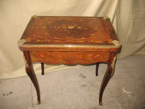 Tavolo da gioco in bronzo dorato e intarsio in stile Luigi XV della fine del XIX secolo