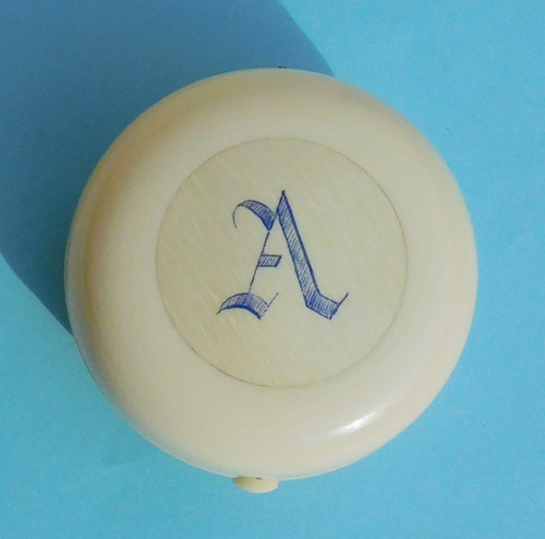 Portapillole in avorio di Napoleone III del XIX secolo