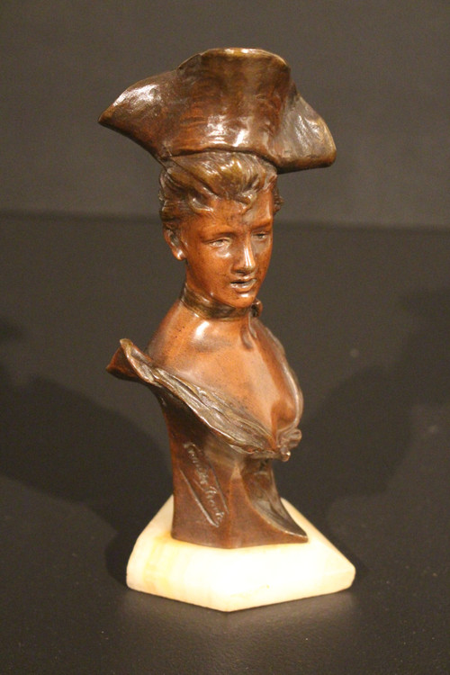  Busto di donna con cappello