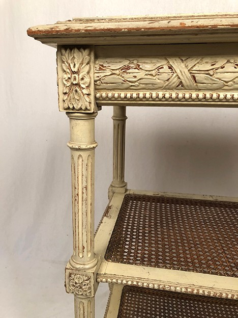Desserte de style Louis XVI, bois laqué crème, circa 1900