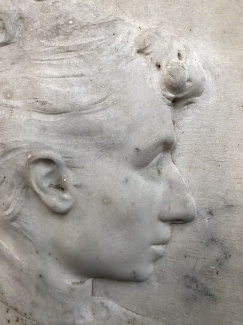 Profilo di donna a basso rilievo in marmo di Carrara Fine Ottocento