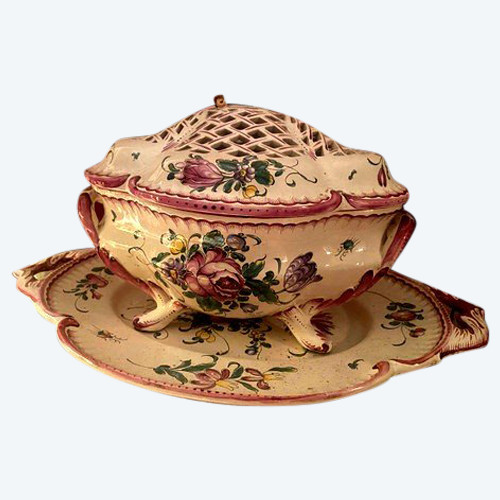 Beautiful large earthenware tureen decorated with flowers and its tray from Hannong 19th century with openwork lid in the Louis XV style.