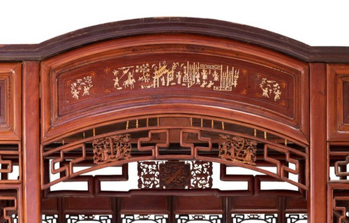 Grande letto matrimoniale cinese o vietnamita con baldacchino e alcova