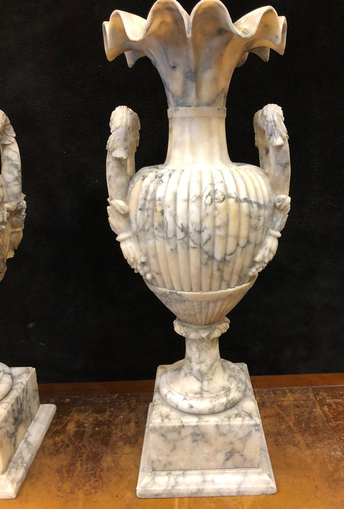 Grande Coppia di Vasi in Alabastro Italia Fine XIX Secolo H: 72 Cm
