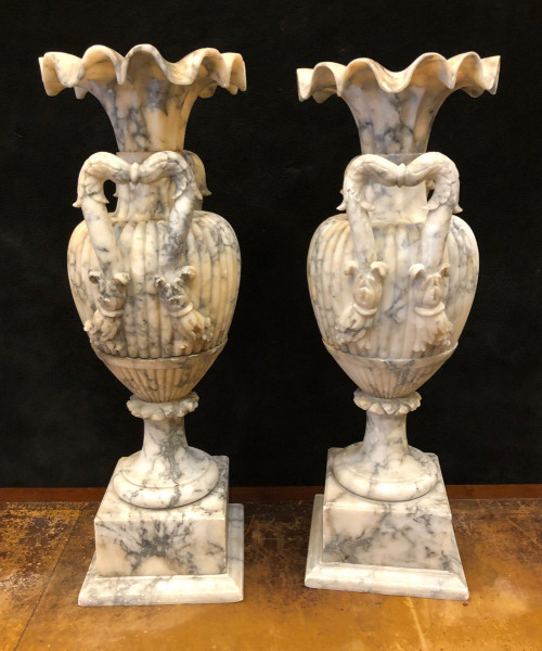 Grande Coppia di Vasi in Alabastro Italia Fine XIX Secolo H: 72 Cm