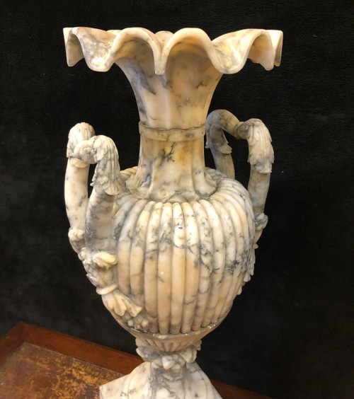 Grande Coppia di Vasi in Alabastro Italia Fine XIX Secolo H: 72 Cm