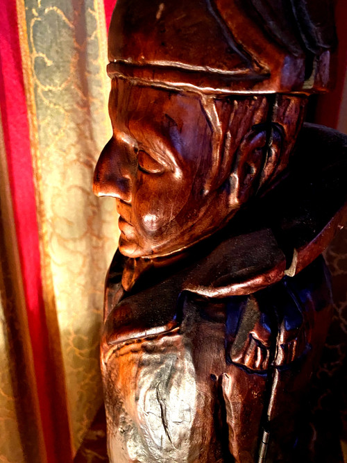 Etonnante cache à bouteille en bois sculpté a l'image de Napoléon 1ér , travail d'Art Populaire