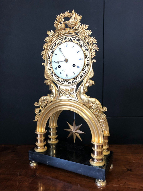 Directoire Skelettuhr aus vergoldeter Bronze – Empire