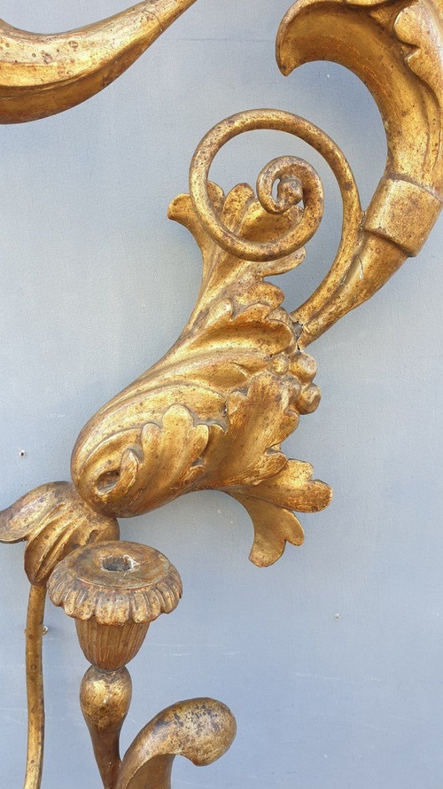 Lampada da parete grande in legno intagliato e dorato, Toscana XIX secolo