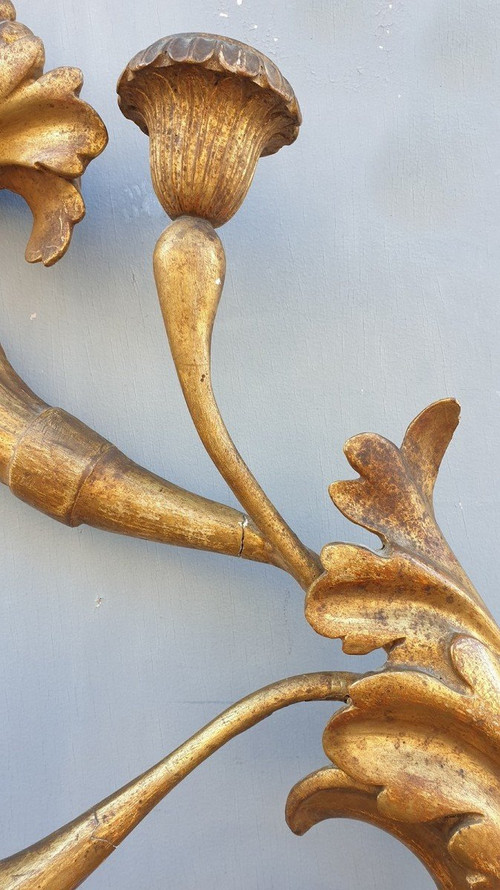 Lampada da parete grande in legno intagliato e dorato, Toscana XIX secolo