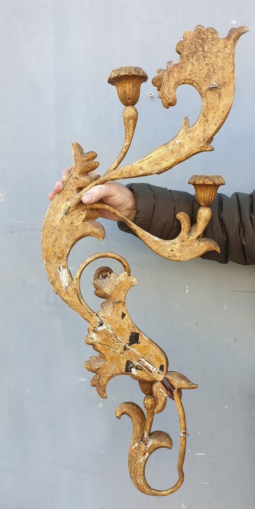 Lampada da parete grande in legno intagliato e dorato, Toscana XIX secolo