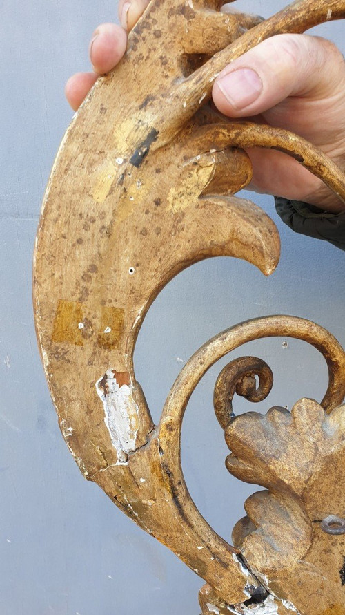 Lampada da parete grande in legno intagliato e dorato, Toscana XIX secolo
