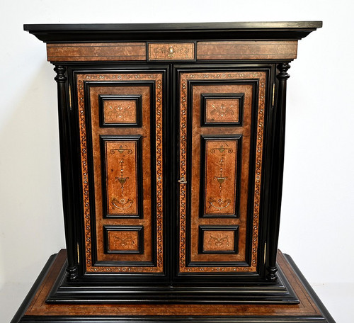 Petit Buffet Deux-Corps en Bois Noirci et Loupe de Thuya, estampillé Gordóvil, goût Renaissance, Esp