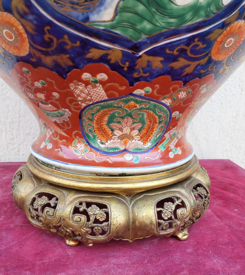 Grande vaso Imari con bronzo, fine del XIX secolo