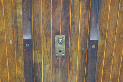 Tavolo "Campanino" in legno esotico intarsiato, firmato, XIX secolo