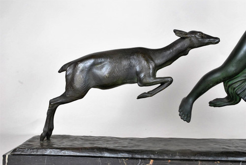 G Gori, Grande donna che corre in bronzo con cerva, XX secolo