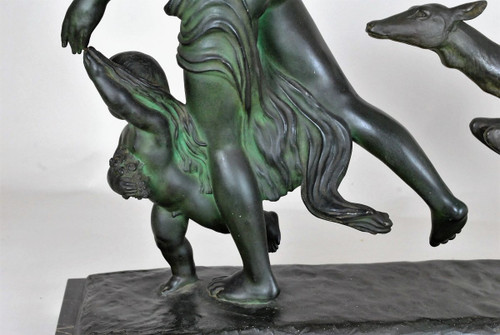 G Gori, Grande donna che corre in bronzo con cerva, XX secolo