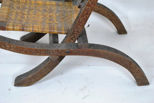 Sedia pieghevole in legno esotico intagliato e canna, Asia, Fine XIX/Inizio XX secolo