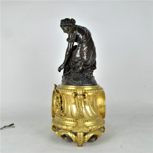 Orologio in bronzo, donna con fiori, Schenewerk, XIX secolo