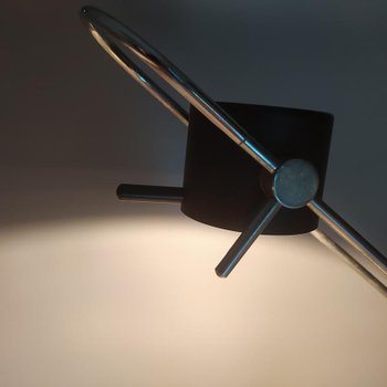 Stupenda lampada da tavolo nera da architetto degli anni '70 di Arteluce