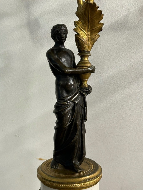 Paar patinierte vergoldete Bronze- und Empire-Marmor-Kandelaber