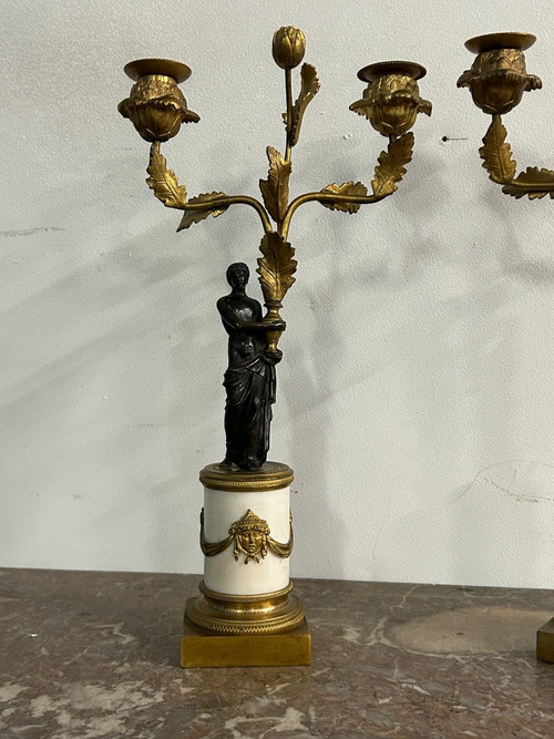 Paar patinierte vergoldete Bronze- und Empire-Marmor-Kandelaber