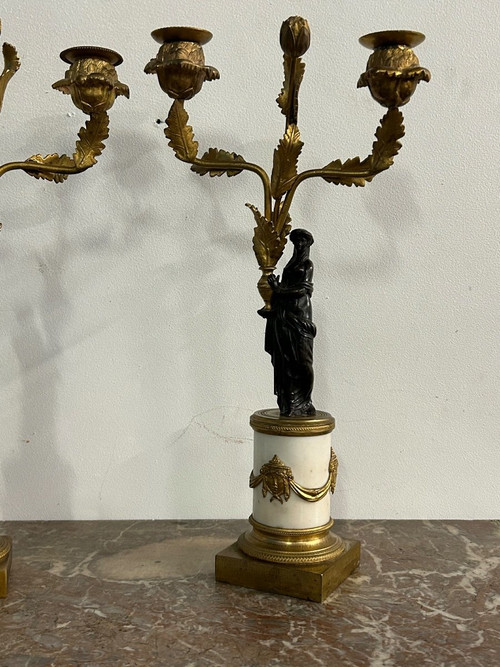 Paar patinierte vergoldete Bronze- und Empire-Marmor-Kandelaber