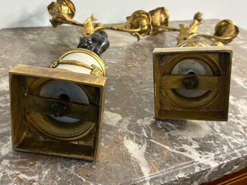 Paar patinierte vergoldete Bronze- und Empire-Marmor-Kandelaber