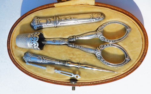 Kit da cucito Forbici in argento sterling, ditale, custodia per aghi, fine del XIX secolo, inizio del XX secolo